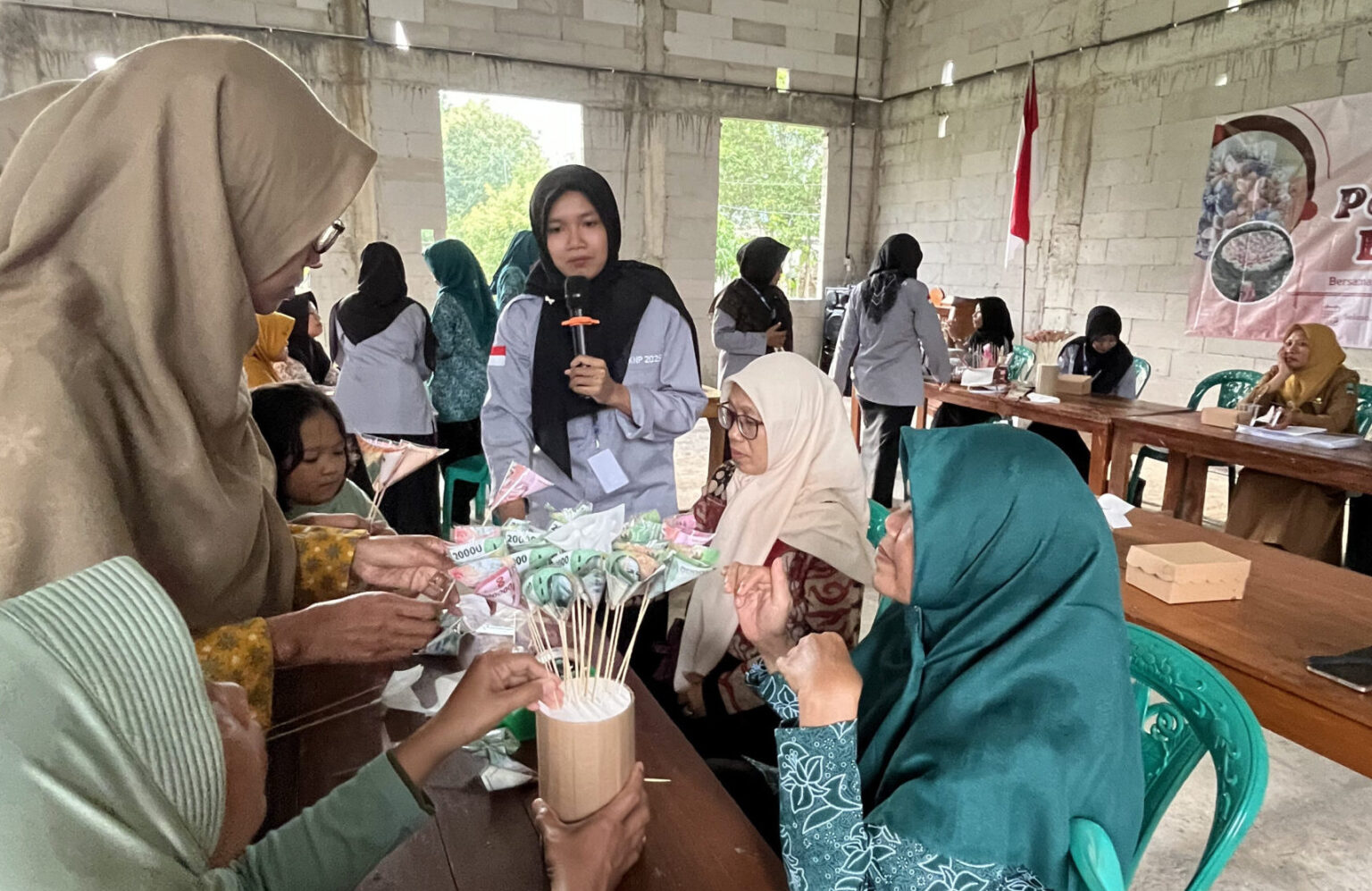 Antusias Ibu Ibu mengikuti pelatihan buket mahasiswa kknp staim magetan