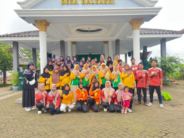 Mahasiswa KKNP STAIM Magetan bersama ibu-ibu Desa Baleasri menghidupkan kembali senam LTK di Pendopo Balai Desa
